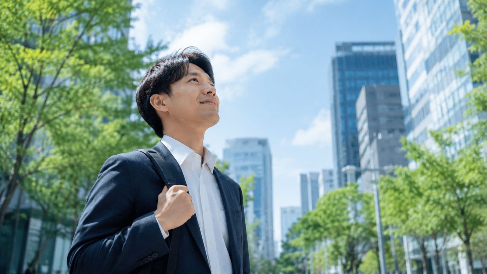 青空を見上げる人